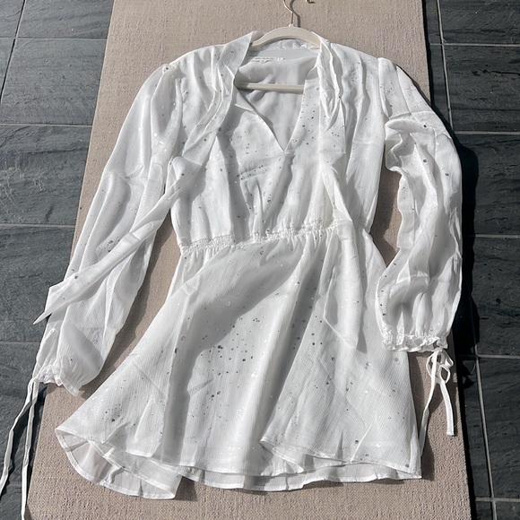 NWOT! Avec Les Filles Long Sleeve Metallic Splatter Tie Crinkle Mini Dress White - Picture 3 of 5